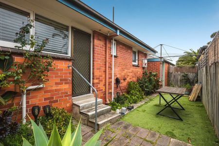 Quiet Block | Bayside Location | Walking Distance - Photo 3