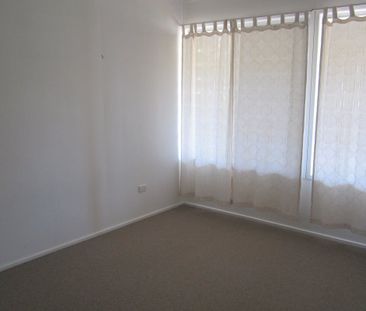 Comfortable 3-Bedroom Home with Spacious Yard in Convenient West Gl... - Photo 2