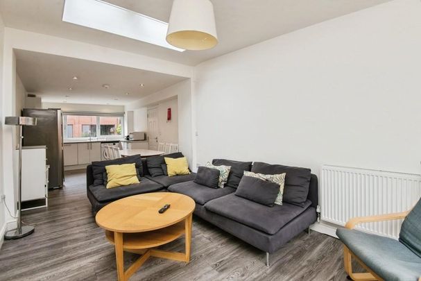 6 bedroom semi-detached house to rent - Photo 1