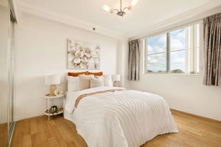 Stylish ninth-floor north facing apartment commands sweeping district views - Photo 5