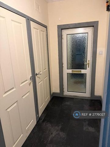 3 bedroom flat to rent - Photo 4