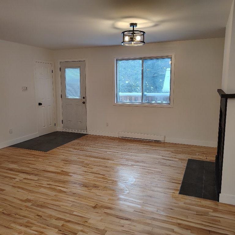 4 1/2 tout rénové à st sauveur - Photo 1