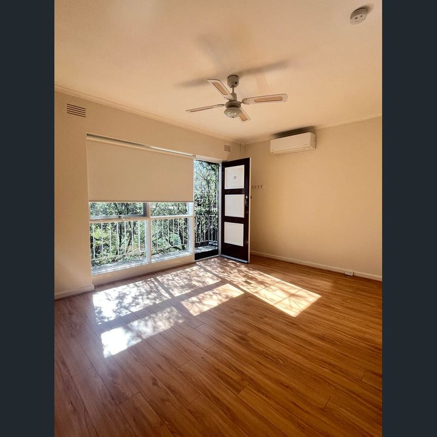 Safe & Secure Living – Bright Top-Floor Apartment - Photo 1