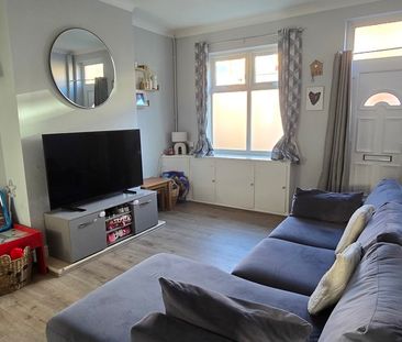 2 bedroom end of terrace to let - Photo 3