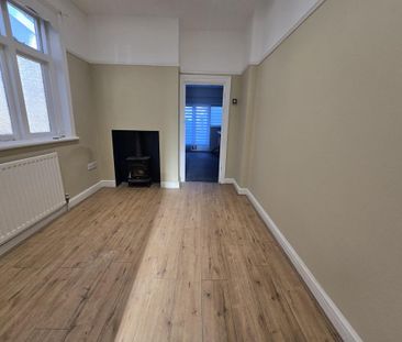 4 bedroom semi-detached house to rent - Photo 3