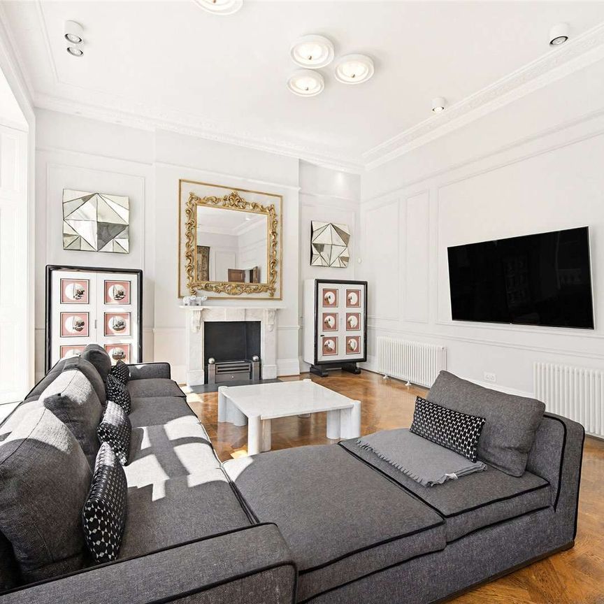 Exceptional apartment, enviably situated on Eccleston Square. 3 bedrooms , 2 bathrooms plus guest WC. Vast reception room with great ceiling height. Balcony and beautiful communal gardens. - Photo 1