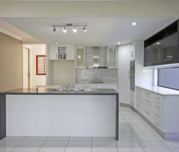 Spacious family home with seamless flow - Photo 5