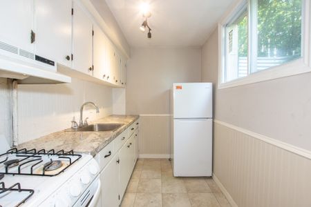 All Inclusive Spacious Bachelor Unit For Rent!! - Photo 2