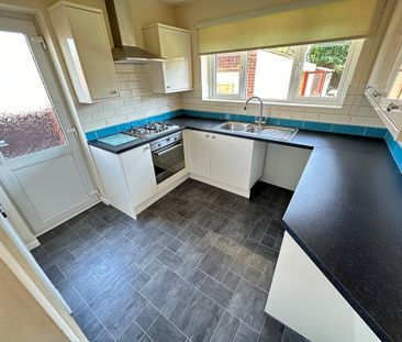 3 bedroom semi-detached bungalow to rent - Photo 6