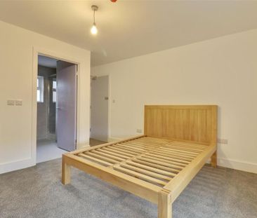 1 bedroom in a house share to rent - Photo 6