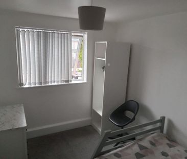 Room in a Shared Flat, New Devonshire Square, M7 - Photo 2