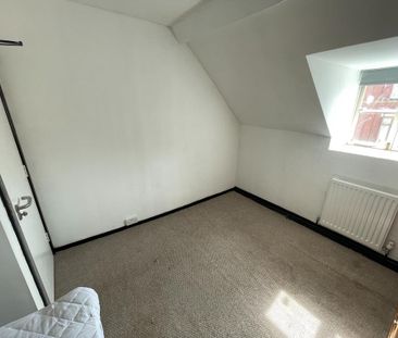 1 bedroom in a flat share to rent - Photo 2