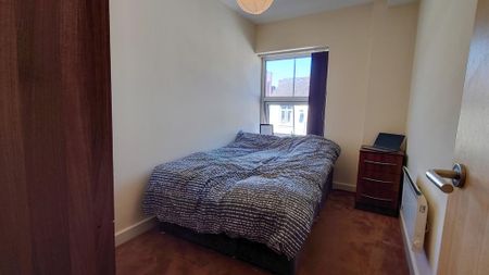 1 bedroom in a flat share to rent - Photo 2