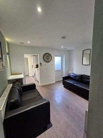 5 bedroom flat to rent - Photo 2