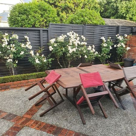 Charming 3 Bedroom Home with Harbour Views - Photo 2