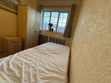 1 bedroom in a house share to rent - Photo 4