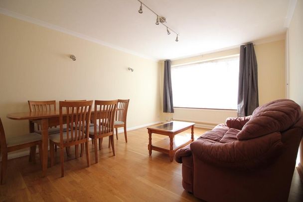 Ravenswood Gardens, Isleworth - Photo 1