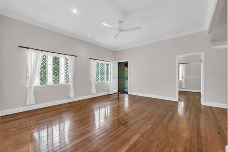 CHARMING UPSTAIRS WHITFIELD QUEENSLANDER!!!! - Photo 4