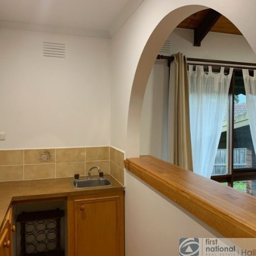 6 Nyora Close, Endeavour Hills - Photo 1