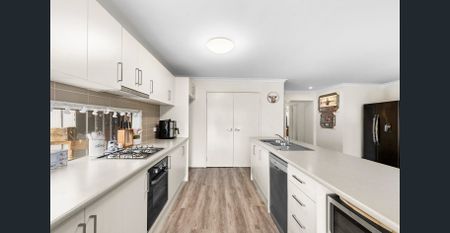 Spacious Family Home with Large Backyard in Quiet Lara Court - Photo 4