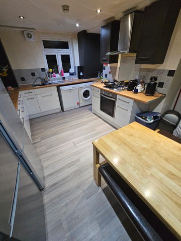 7 Bed - 47 Chestnut Avenue, Hyde Park, Leeds - LS6 1BA - Student - Photo 3