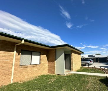 Modern & Low Maintenance - Photo 1