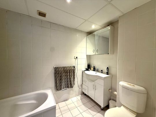 Bright and Convenient 1-Bedroom Apartment Near Bondi Beach - Photo 1