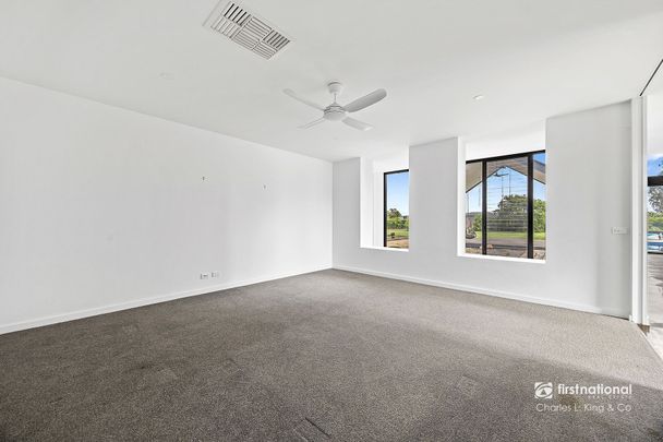 Timeless Design Meets Curated Luxury - Just 5km from Echuca - Photo 1