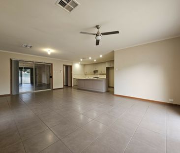 LARGE FAMILY HOME! - Photo 5