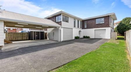 Beautiful 5 Bedroom Property in Hobsonville - Photo 3