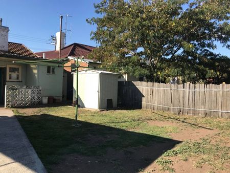 Neat & Tidy 2-3 Bedroom Home - Photo 3