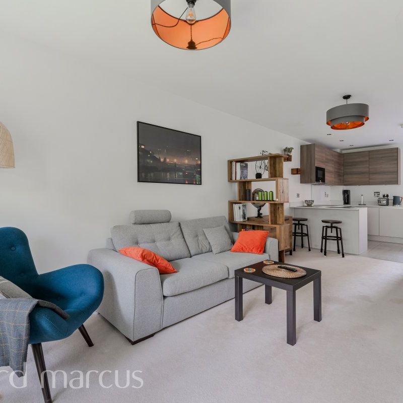 Woodcote Side, EPSOM - Photo 1