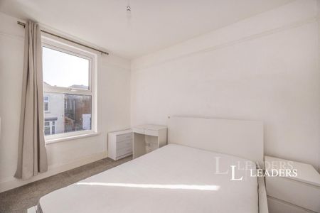 4 bedroom terraced house to rent - Photo 5