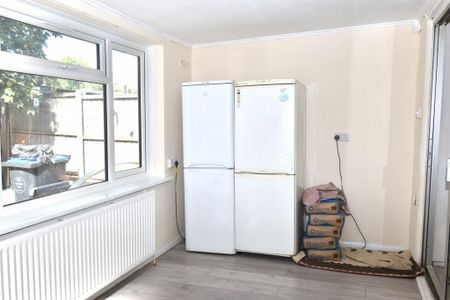 3 bedroom semi-detached house to rent - Photo 4