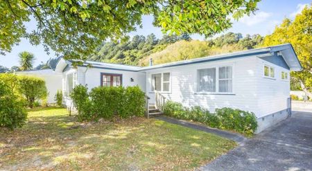 Charming 3BR Family Home in Te Marua - Photo 5