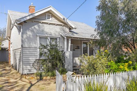 Charming 3 bedroom Victorian Home in Central Location - Photo 5