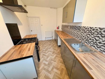 2 bedroom end of terrace house to rent - Photo 5