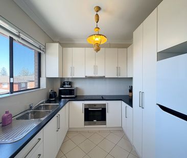 TOP FLOOR FURNISHED APARTMENT WITH VIEWS ACROSS BOTANY BAY - Photo 2