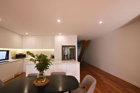 Spacious Contemporary Townhouse - Photo 3