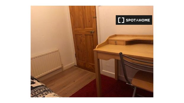 Single Bedroom for rent in 4-Bedroom House in Clontarf - Photo 1