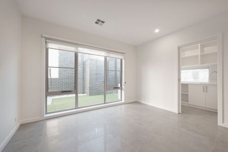 Spacious 4 Bedroom Townhouse - Photo 2