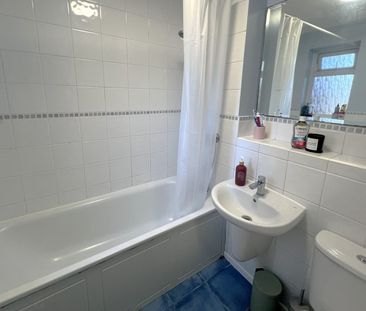 Kingfisher Drive, Guildford, Surrey, GU4 - Photo 2