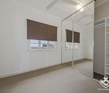 SPACIOUS 3 BEDROOM HOME 150M TO WESTFIELD - Photo 1