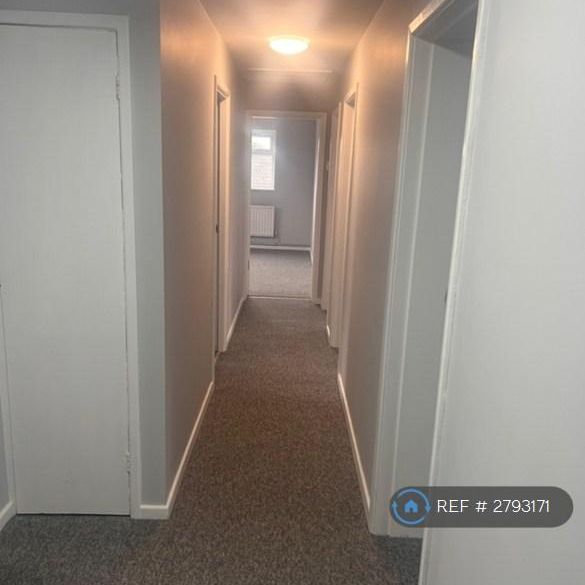 3 bedroom flat to rent - Photo 1