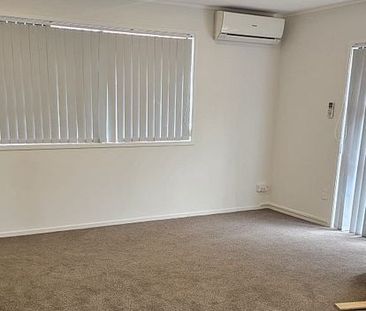 Charming 3BR Te Atatu South Haven! - Photo 4