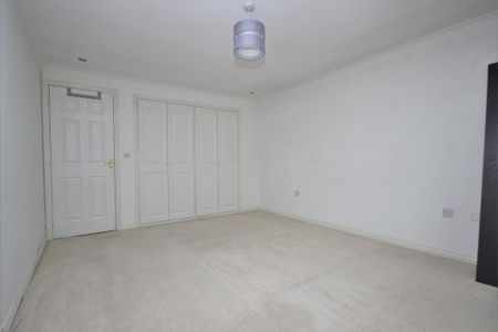 4 bedroom detached house to rent - Photo 3