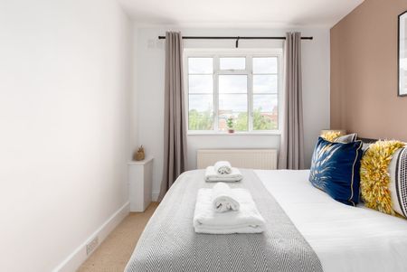 2 Bed Flat, Hamlet Court, W6 - Photo 4