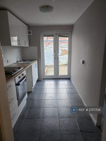 2 bedroom end of terrace house to rent - Photo 3