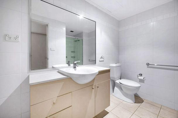 Spacious one bedroom ground floor garden apartment - Photo 1