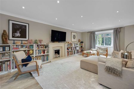 Beautiful 5 bedroom family home in private gated road approximately 200 ft from Esher High Street. - Photo 2